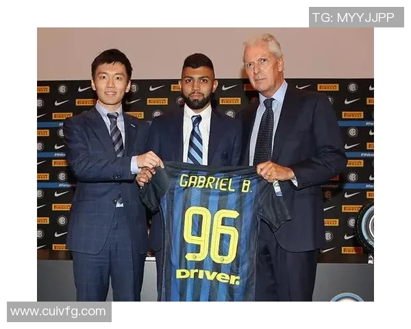 足球明星儿子展现天赋才华的视频引发热议网友纷纷点赞称赞小小球星潜力无限